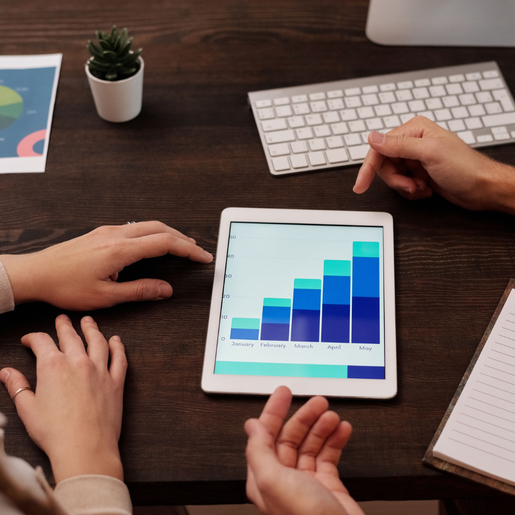 Consulenza strategica di digital marketing con analisi dati e pianificazione su iPad
